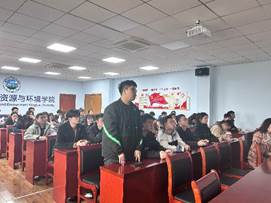 大廳里站著一群人 描述已自動生成