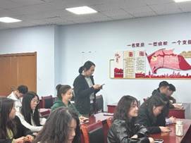 會議室里的人們 描述已自動生成