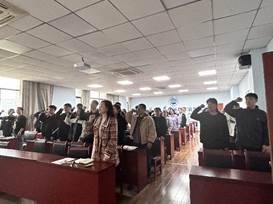 許多人站在桌子邊 描述已自動生成