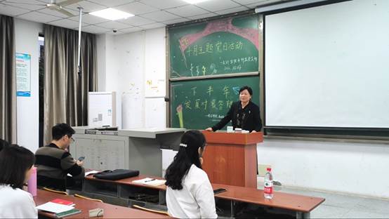 會議室里的人們 描述已自動生成