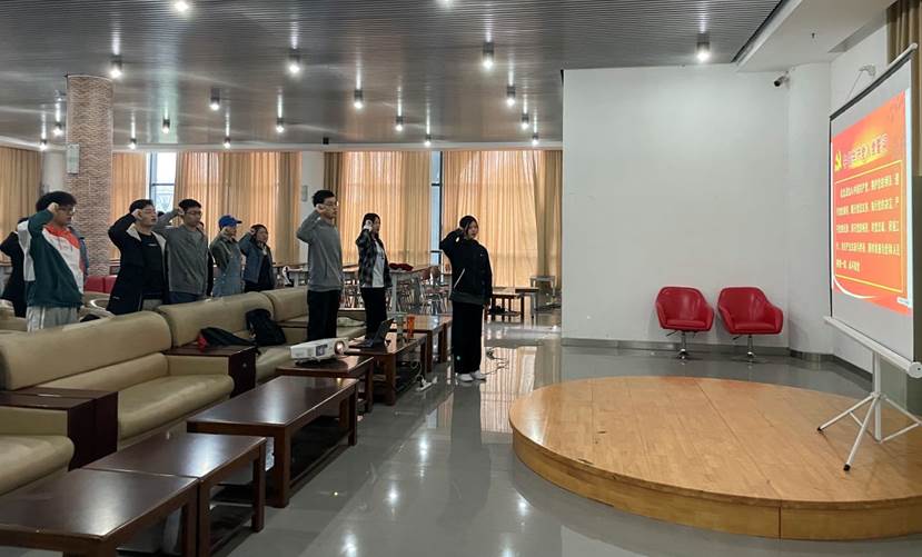 一群人在餐廳里 中度可信度描述已自動生成