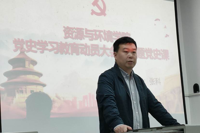 人站在墻邊描述已自動生成