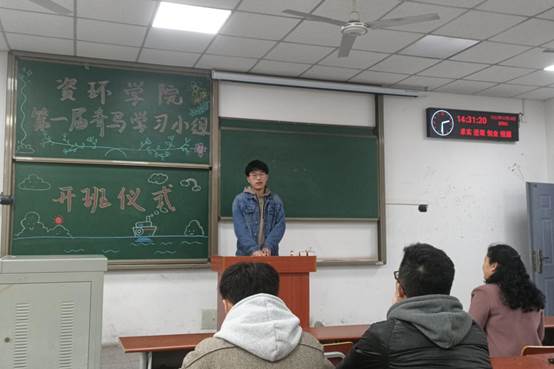 人們在房間里描述已自動(dòng)生成