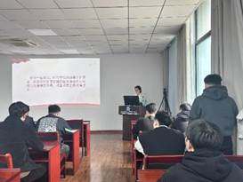 會議室里的人們 描述已自動生成