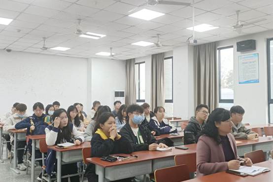 會(huì)議室里的人們描述已自動(dòng)生成