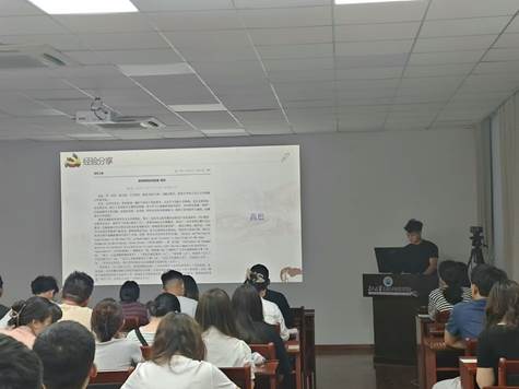 會(huì)議室里的人們 描述已自動(dòng)生成