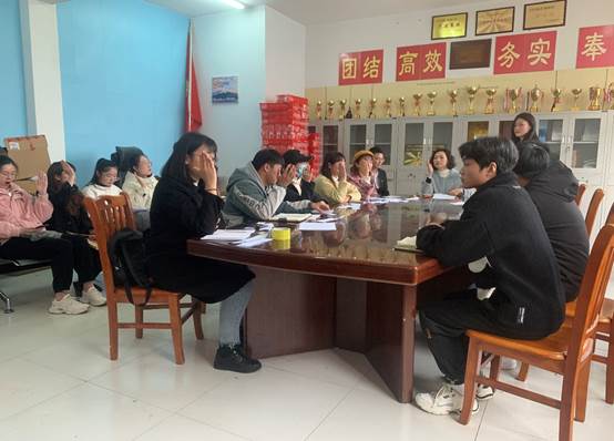 餐廳里的人們 描述已自動(dòng)生成