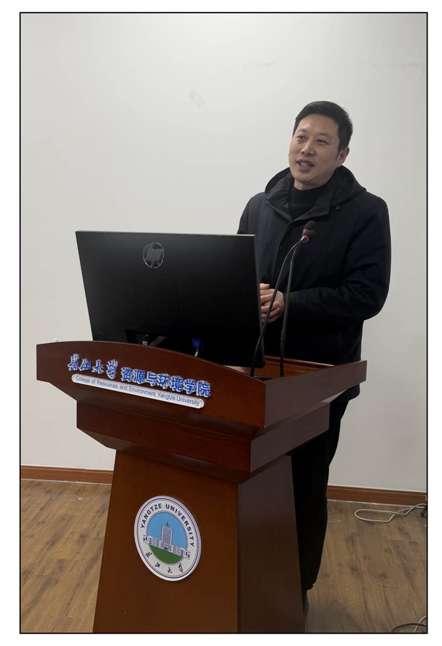 人拿著筆記本電腦的鋼琴 AI 生成的內(nèi)容可能不正確。