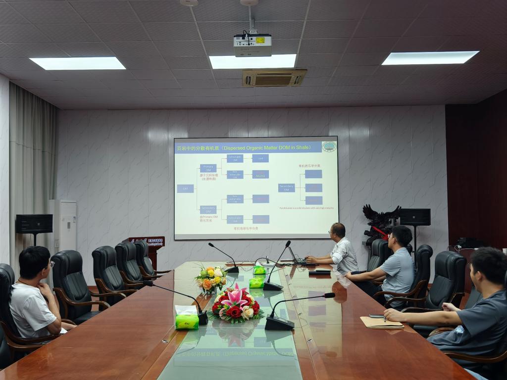 會議室里的人們AI 生成的內(nèi)容可能不正確。