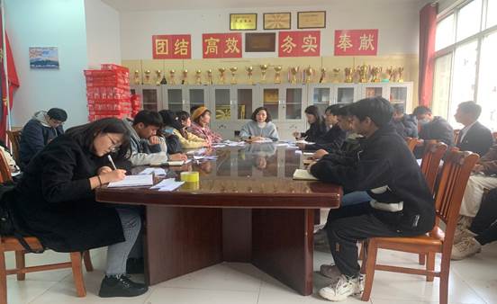 一群人在餐廳吃飯 描述已自動(dòng)生成