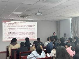 會議室里的人們 描述已自動生成