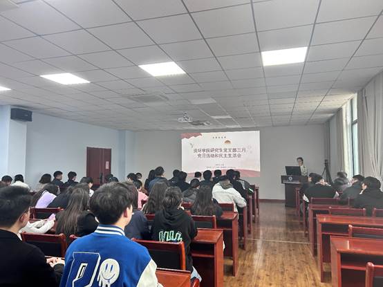 會議室里的人們 描述已自動生成