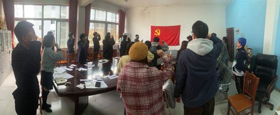 一群人在餐廳里 中度可信度描述已自動(dòng)生成