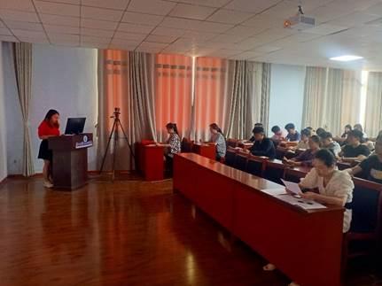 一群人在房間里的桌子前 中度可信度描述已自動(dòng)生成