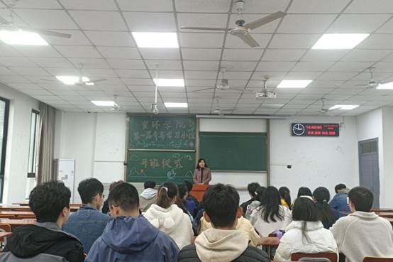 會(huì)議室里的人們描述已自動(dòng)生成