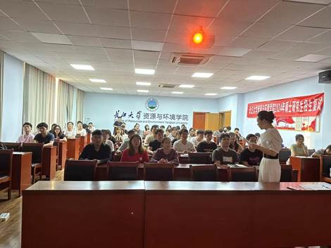 許多人在餐廳里 描述已自動(dòng)生成